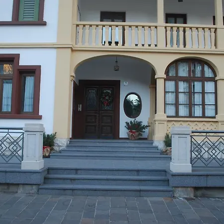 Iris Apartment *